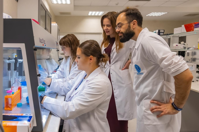 Od lewej: mgr Ada Kawecka, mgr Klaudia Stawarska, dr hab. Barbara Kutryb-Zając, prof. uczelni  i dr Bartłomiej Tomasik w trakcie pracy w laboratorium żywych skrawków organotypowych.